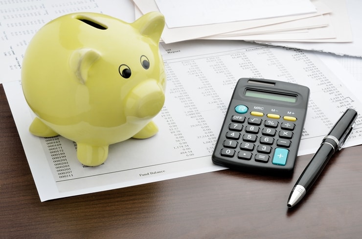 Kalkulator, kartka i długopis - mogą przydać się przy obliczaniu opłacalności konsolidacji kredytu